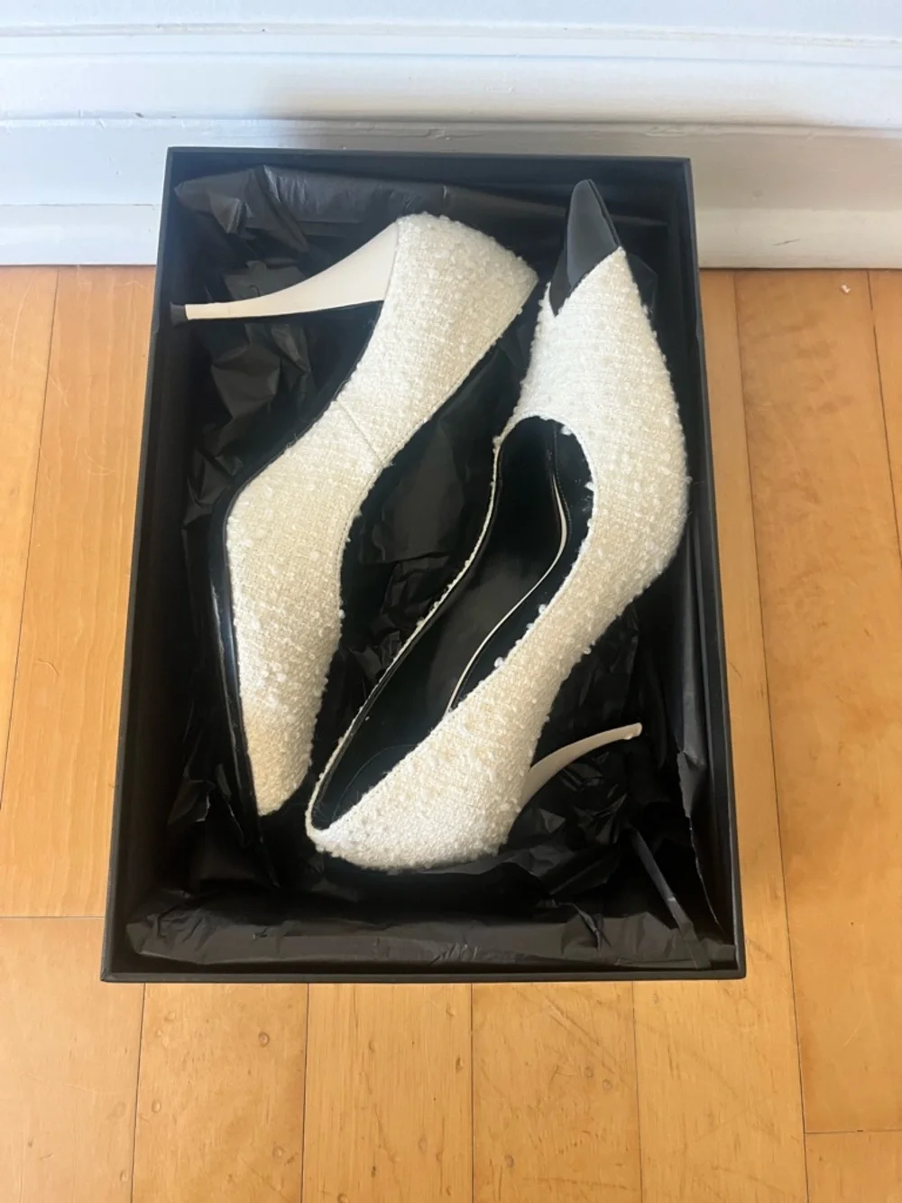 Saint Laurent Cream Tweed Pumps with Black Patent Toe - Picture 10 of 13